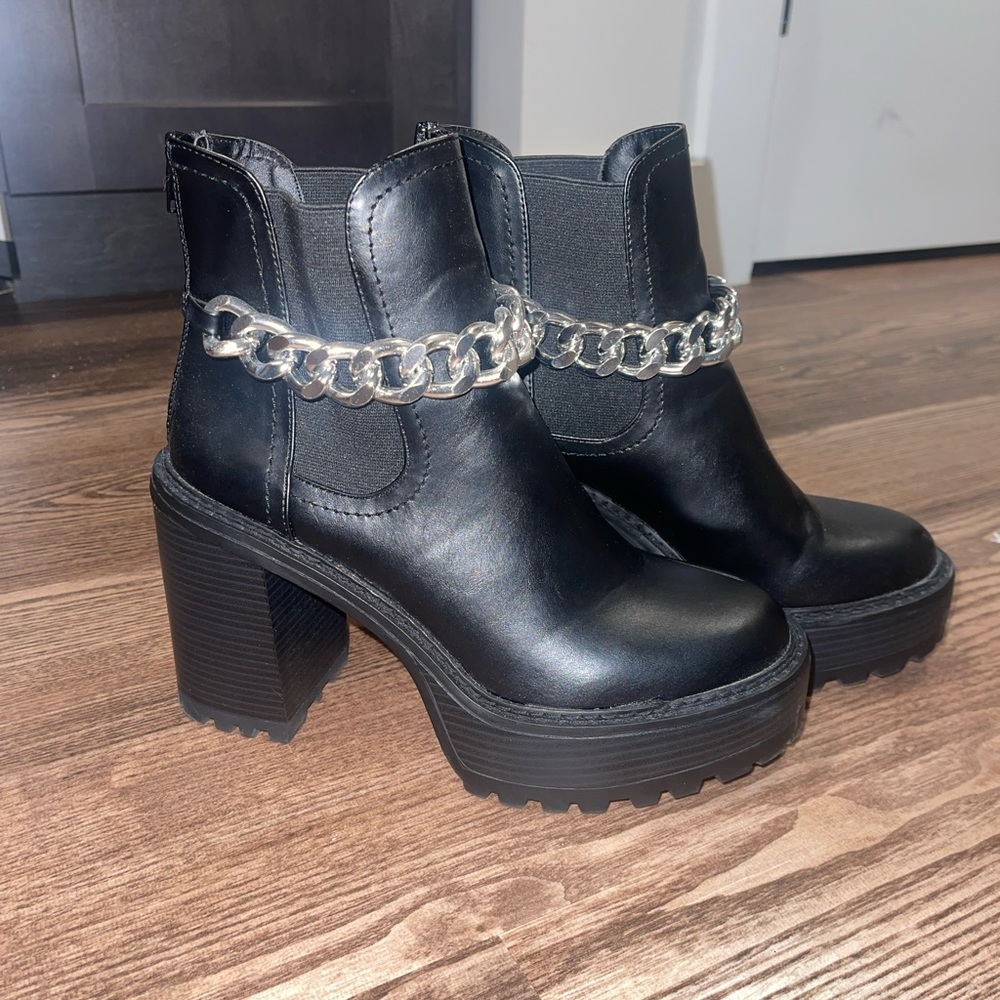 Steve Madden Chunky Kat Boots with Chain Size 8.5